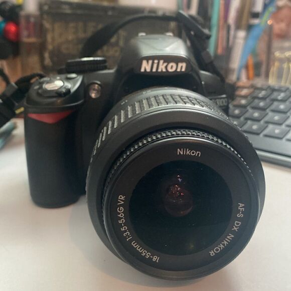 EUC Nikon D3100 14.2MP DSLR Camera with AF-S DX 18-55mm f/3.5-5.6 VR Zoo… - Picture 3 of 11